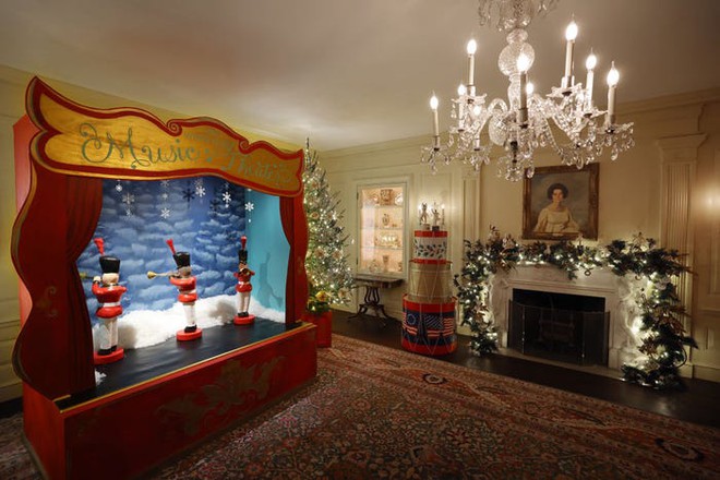 Đệ nhất phu nhân trang hoàng Nhà Trắng đón Giáng sinh: Giăng hơn 140.000 bóng đèn, tậu 98 cây thông gây choáng ngợp - Ảnh 9.