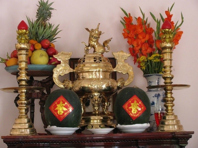 Lọ hoa tr&ecirc;n b&agrave;n thờ đặt như n&agrave;o mới đ&uacute;ng? H&oacute;a ra tới giờ vẫn nhiều nh&agrave; l&agrave;m sai m&agrave; kh&ocirc;ng hề biết! - Ảnh 2.