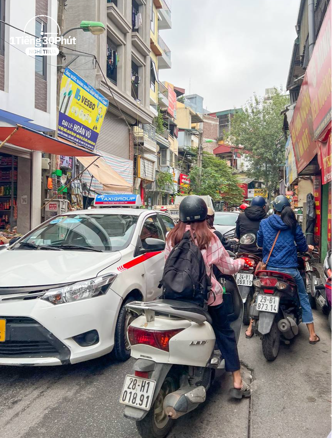 Hàng cơm trưa cân thức ăn để tính tiền …
