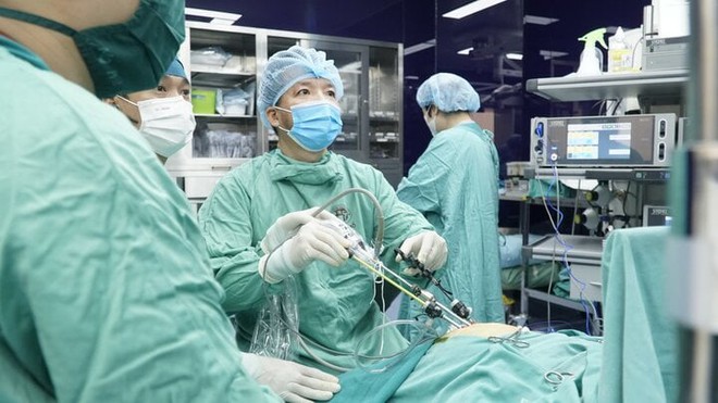 Gia đình người nước ngoài đưa con sang Việt Nam nhờ bác sĩ phẫu thuật - Ảnh 1.