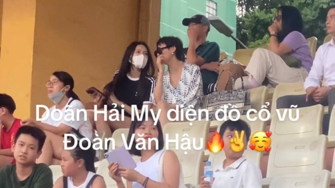 Hot lại khoảnh khắc mẹ Doãn Hải My xách túi hiệu lên sân cổ vũ Đoàn Văn Hậu: Visual sáng bừng khi lọt ống kính team qua đường - Ảnh 2.