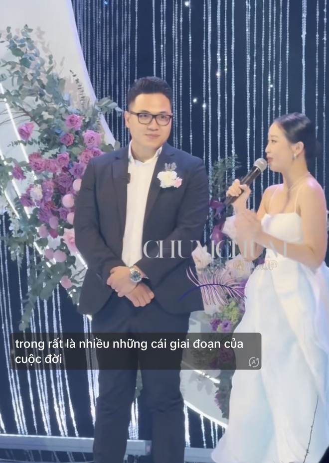 Chú rể doanh nhân cưới nữ MC xinh đẹp thể hiện EQ cao khi nhận câu hỏi thử lòng ngay trên sân khấu - Ảnh 2.