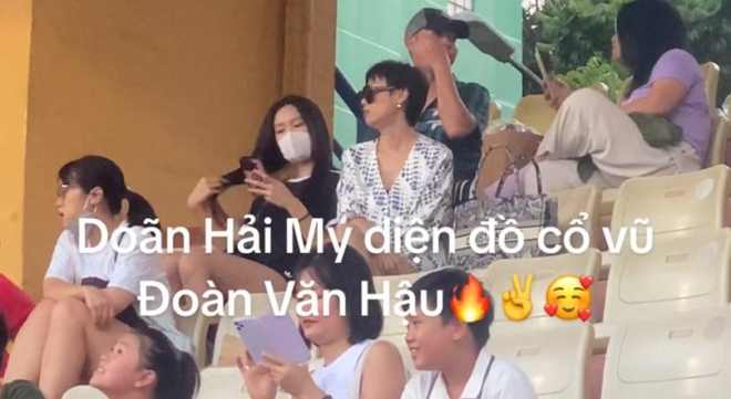 Hot lại khoảnh khắc mẹ Doãn Hải My xách túi hiệu lên sân cổ vũ Đoàn Văn Hậu: Visual sáng bừng khi lọt ống kính team qua đường - Ảnh 1.