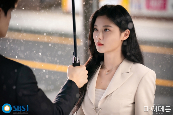 Kim Yoo Jung khiến netizen m&ecirc; mệt v&igrave; mặt mộc qu&aacute; đỉnh, c&ograve;n được khen tr&ocirc;ng như học sinh cấp 3 - Ảnh 1.
