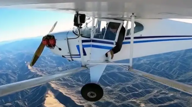 Dàn cảnh máy bay rơi câu view, YouTuber Mỹ bị kết án tù - Ảnh 1.