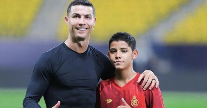 Con trai cả của Ronaldo gây sốt với tấm hình chụp giống hệt bố khi xưa, hứa hẹn tỏa sáng trong tương lai - Ảnh 2.