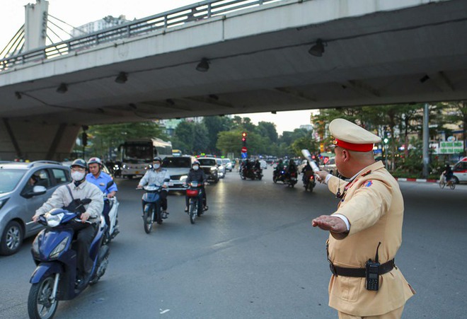 Hà Nội: CSGT căng mình phân luồng, điều tiết giao thông giờ cao điểm - Ảnh 15.