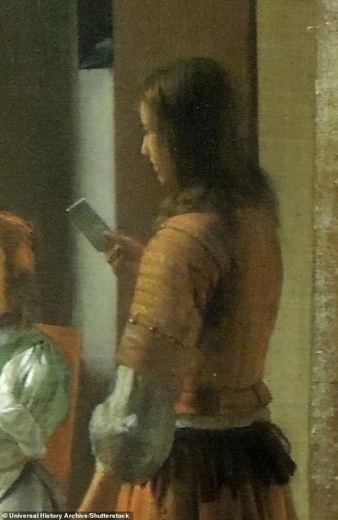 Phóng to 10 lần bức họa cổ hơn 350 tuổi, dân mạng ngỡ ngàng phát hiện bóng dáng iPhone - Ảnh 2.
