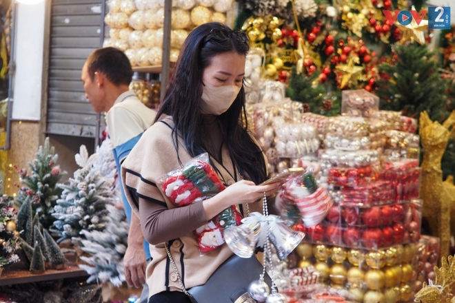 Không khí Noel tràn ngập trên phố Hàng Mã, Hà Nội - Ảnh 4.