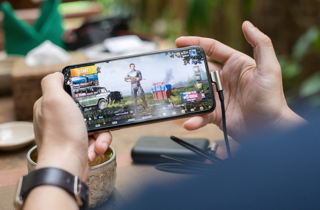 Giữa điện thoại Android v&agrave; iPhone, thiết bị n&agrave;o đ&aacute;ng mua nhất để chơi game di động? - Ảnh 1.