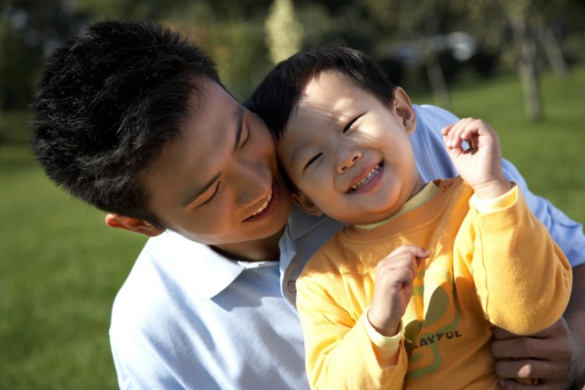 D&ugrave; gia đ&igrave;nh gi&agrave;u hay ngh&egrave;o, nếu bố c&ugrave;ng con l&agrave;m 4 việc n&agrave;y th&igrave; con lớn l&ecirc;n dễ th&agrave;nh c&ocirc;ng, mẹ cũng được hưởng lợi - Ảnh 1.