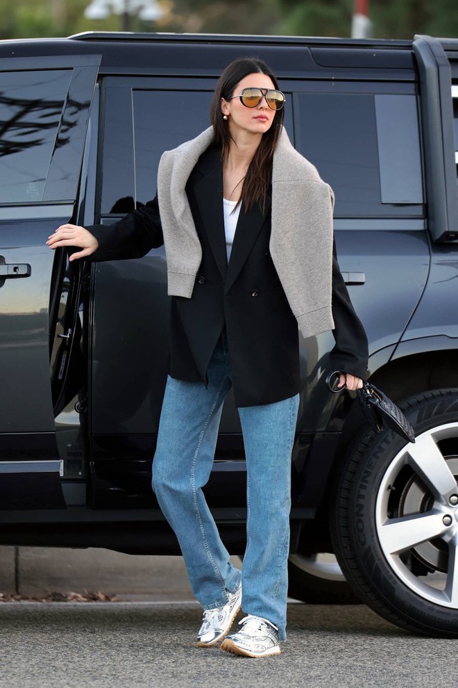 Diện áo blazer sang trọng như Kendall Jenner với 10 cách phối đồ không quá cầu kỳ - Ảnh 1.
