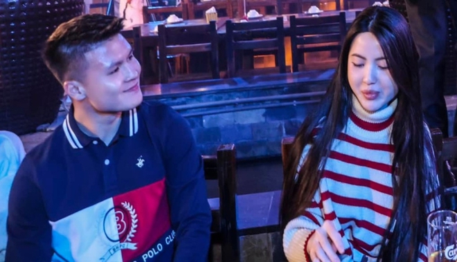 Quang Hải đan tay c&ugrave;ng Chu Thanh Huyền dưới b&agrave;n tiệc, một &aacute;nh mắt đủ n&oacute;i l&ecirc;n t&igrave;nh cảm - Ảnh 2.