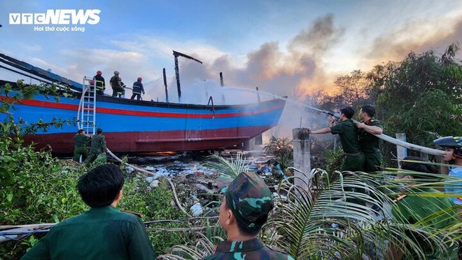 Cháy 11 tàu cá ở Bình Thuận: UBND tỉnh ra công văn hoả tốc - Ảnh 1.