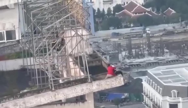 Thiếu t&aacute; c&ocirc;ng an kể lại gi&acirc;y ph&uacute;t nghẹt thở giải cứu c&ocirc; g&aacute;i định nhảy từ n&oacute;c chung cư 25 tầng tự tử - Ảnh 2.