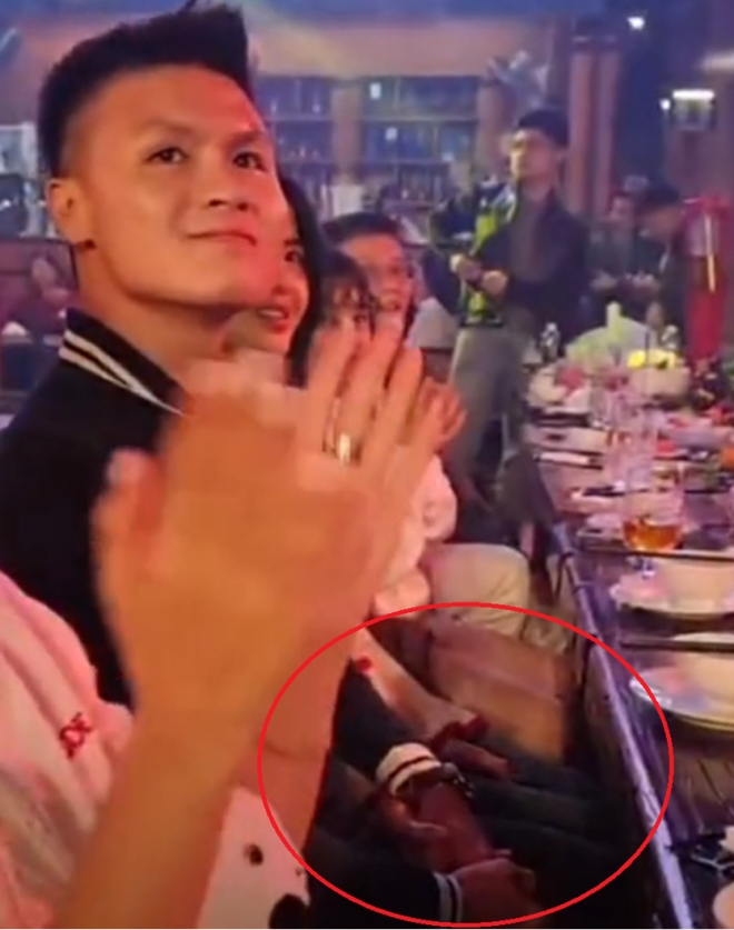 Quang Hải đan tay c&ugrave;ng Chu Thanh Huyền dưới b&agrave;n tiệc, một &aacute;nh mắt đủ n&oacute;i l&ecirc;n t&igrave;nh cảm - Ảnh 1.