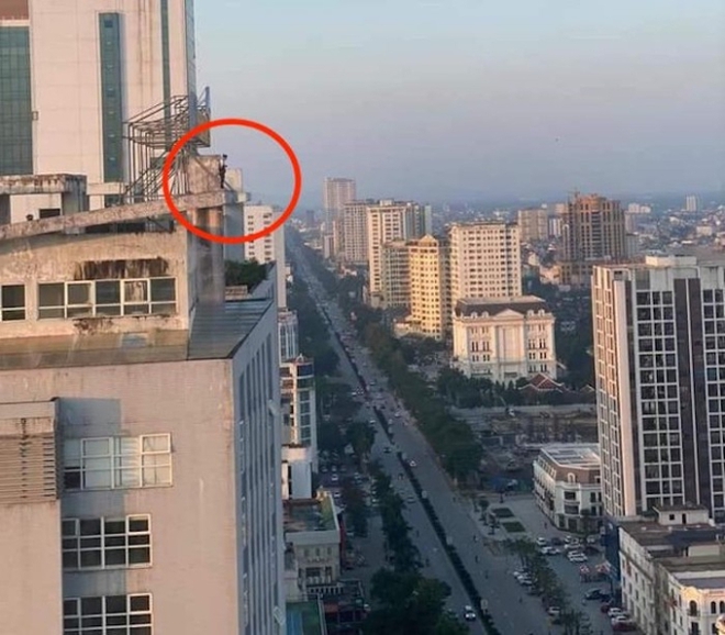 Thiếu t&aacute; c&ocirc;ng an kể lại gi&acirc;y ph&uacute;t nghẹt thở giải cứu c&ocirc; g&aacute;i định nhảy từ n&oacute;c chung cư 25 tầng tự tử - Ảnh 1.