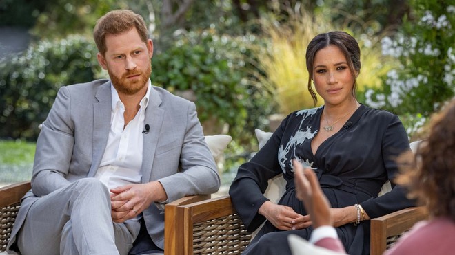 Gây thiệt hại lớn cho hoàng gia, Harry - Meghan có bị mất tước hiệu? - Ảnh 2.