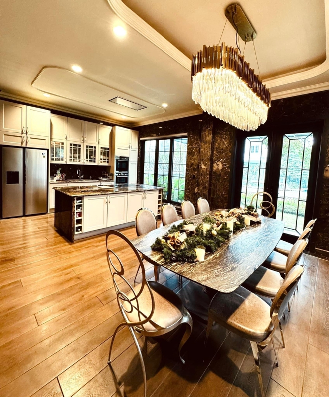 Sao nữ Vbiz khoe ảnh b&ecirc;n chồng đại gia hơn 12 tuổi, flex căn biệt thự triệu đ&ocirc; được trang ho&agrave;ng Noel - Ảnh 7.