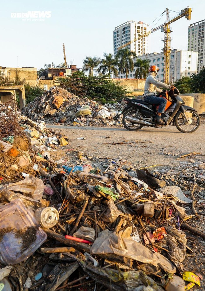 Hà Nội: Rác thải bủa vây tuyến đường 300 tỷ đồng bị chậm tiến độ - Ảnh 9.