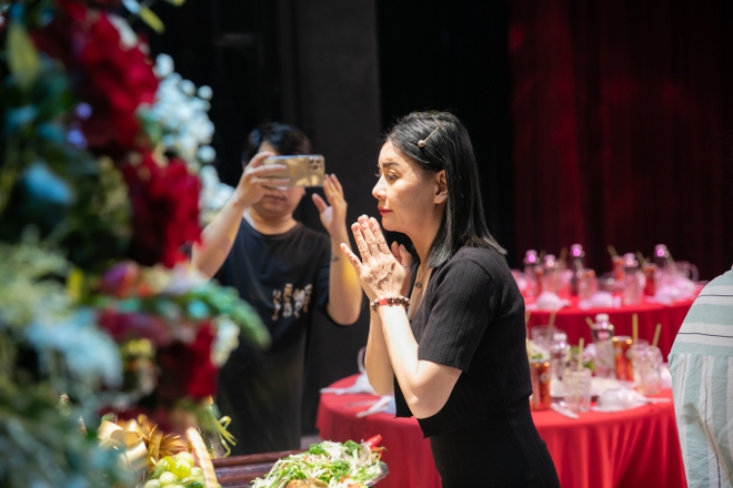 Đ&aacute;m giỗ NS Ch&iacute; T&agrave;i: Khả Như - Huỳnh Lập đến thắp hương, Việt Hương l&agrave;m 1 việc g&acirc;y x&uacute;c động - Ảnh 5.