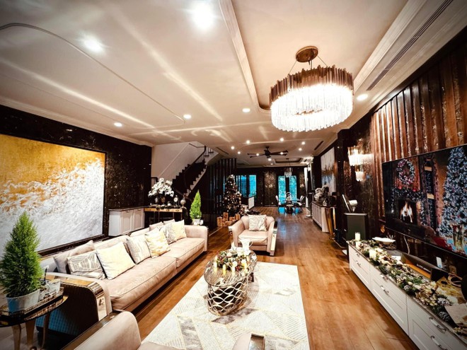 Sao nữ Vbiz khoe ảnh b&ecirc;n chồng đại gia hơn 12 tuổi, flex căn biệt thự triệu đ&ocirc; được trang ho&agrave;ng Noel - Ảnh 5.