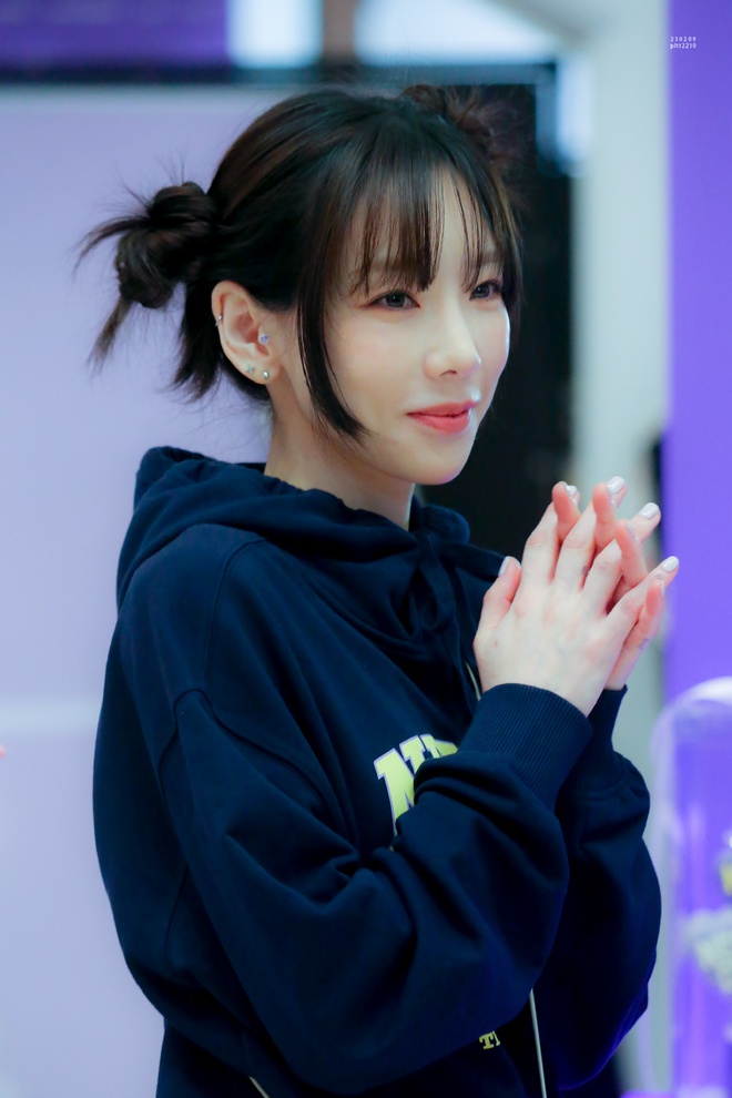 Ngược đời Taeyeon (SNSD) tự đăng ảnh thì gầy gò phát hoảng, fan chụp vội lại lung linh miễn chê ở sự kiện - Ảnh 5.