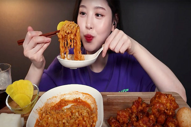  Trào lưu mukbang 360 độ gây sốt cộng đồng mạng vì phong cách độc lạ, khiến người xem vừa thèm vừa... thót tim - Ảnh 2.