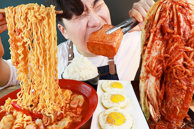  Trào lưu mukbang 360 độ gây sốt cộng đồng mạng vì phong cách độc lạ, khiến người xem vừa thèm vừa... thót tim - Ảnh 1.