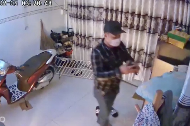 CLIP: Người đ&agrave;n &ocirc;ng ở quận 6 tỉ mỉ lựa đồ ăn trộm - Ảnh 3.