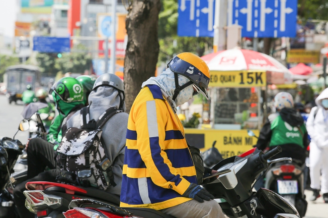 TP.HCM nắng n&oacute;ng r&aacute;t mặt: Người d&acirc;n mệt mỏi, t&igrave;m nhiều c&aacute;ch giải nhiệt - Ảnh 14.