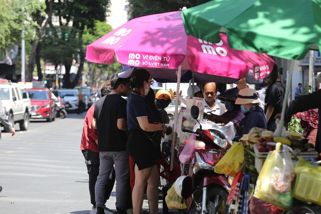 TP.HCM nắng nóng rát mặt: Người dân mệt mỏi, tìm nhiều cách giải nhiệt - Ảnh 7.