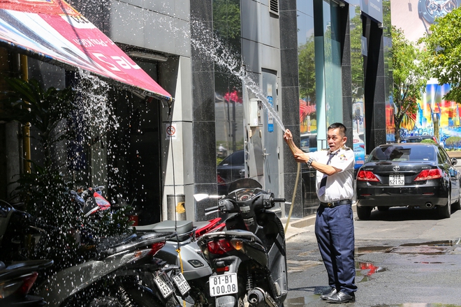 TP.HCM nắng nóng rát mặt: Người dân mệt mỏi, tìm nhiều cách giải nhiệt - Ảnh 5.