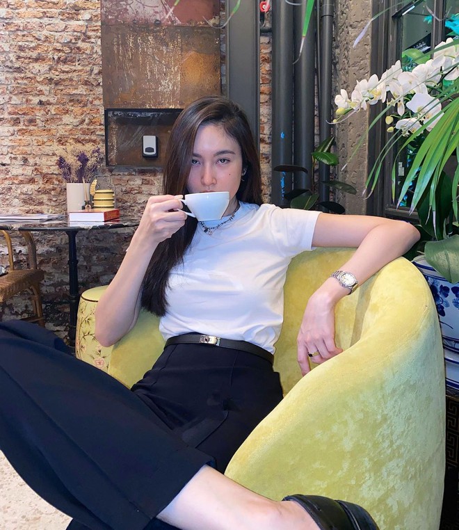 C&aacute;ch diện &aacute;o ph&ocirc;ng + quần jeans đơn giản m&agrave; đẹp dữ dội của mỹ nh&acirc;n chuyển giới hot nhất Th&aacute;i Lan Nong Poy - Ảnh 1.