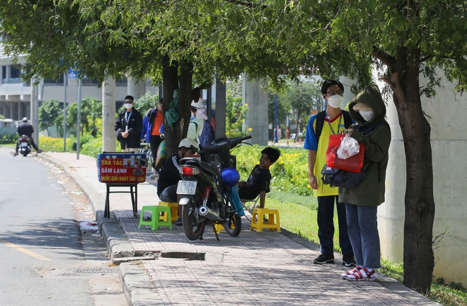 TP.HCM nắng nóng rát mặt: Người dân mệt mỏi, tìm nhiều cách giải nhiệt - Ảnh 12.