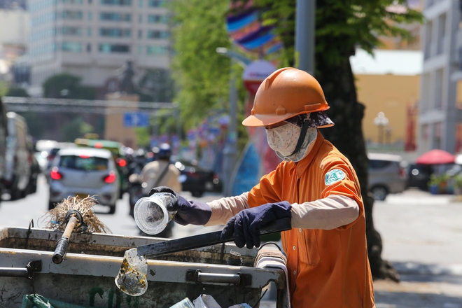 TP.HCM nắng nóng rát mặt: Người dân mệt mỏi, tìm nhiều cách giải nhiệt - Ảnh 9.