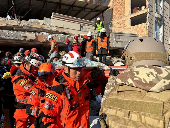 Việc làm quặn lòng của thân nhân người tử nạn trong thảm họa động đất ở Thổ Nhĩ Kỳ - Ảnh 6.