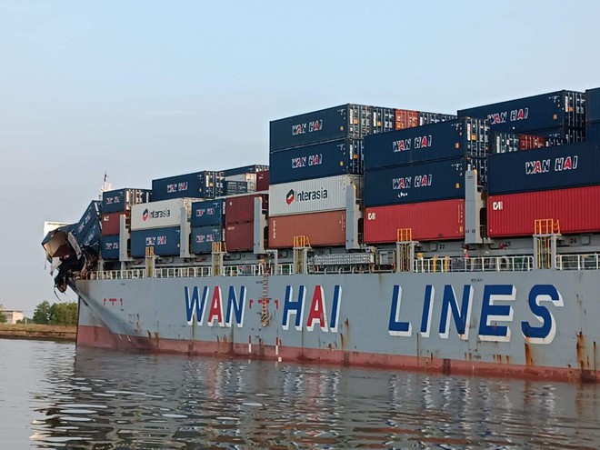 TP.HCM: Hai tàu container biến dạng sau va chạm trên sông - Ảnh 3.