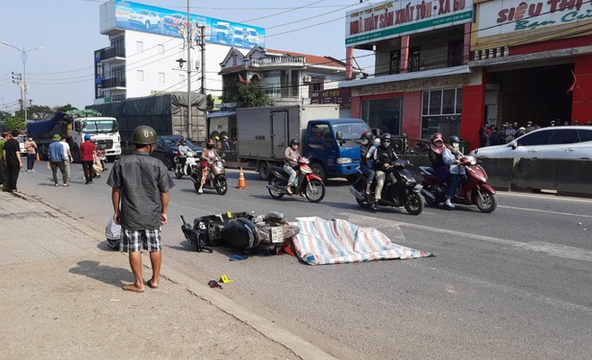 Tai nạn thương t&acirc;m, người đ&agrave;n &ocirc;ng c&oacute; 3 con nhỏ tử vong tại chỗ - Ảnh 1.
