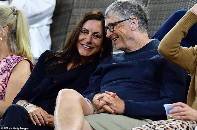 Hé lộ gia thế phức tạp của bạn gái Bill Gates: Có quan hệ với Cựu ngoại trưởng Mỹ Hillary Clinton, chồng quá cố từng lạm dụng quyền lực để bao che hành vi quấy rối tình dục - Ảnh 1.