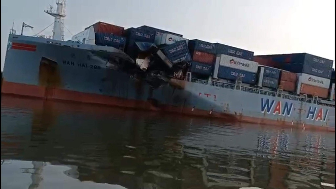TP.HCM: Hai tàu container biến dạng sau va chạm trên sông - Ảnh 2.
