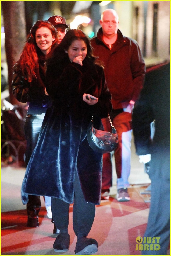 Selena Gomez vui vẻ đi ăn tối cùng vợ chồng Brooklyn Beckham - Ảnh 7.