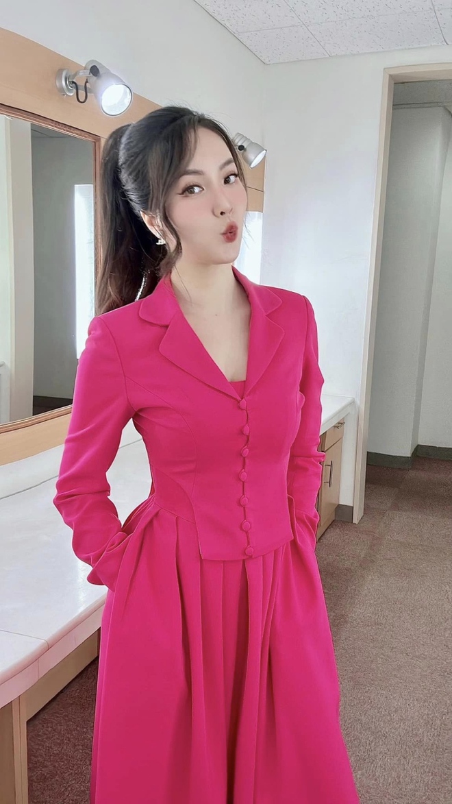 Sao Việt 11/2: MC Ho&agrave;ng Oanh thăm gia đ&igrave;nh chồng cũ, L&yacute; Hải sấy t&oacute;c cho vợ - Ảnh 8.