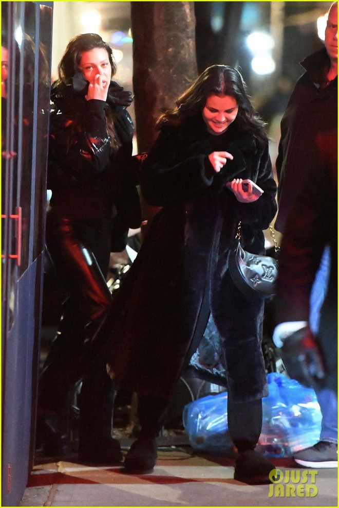 Selena Gomez vui vẻ đi ăn tối c&ugrave;ng vợ chồng Brooklyn Beckham - Ảnh 6.