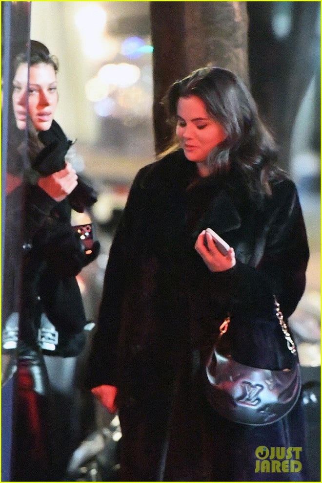 Selena Gomez vui vẻ đi ăn tối c&ugrave;ng vợ chồng Brooklyn Beckham - Ảnh 5.