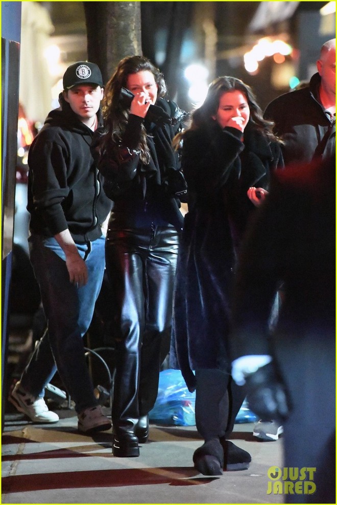 Selena Gomez vui vẻ đi ăn tối c&ugrave;ng vợ chồng Brooklyn Beckham - Ảnh 3.