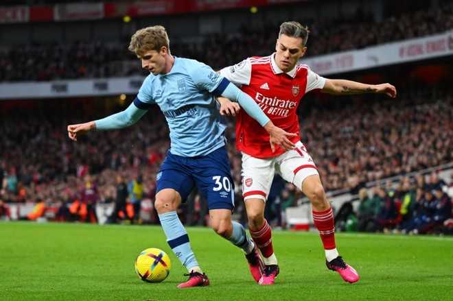 Arsenal bị cầm h&ograve;a, Man City c&oacute; cơ hội thu hẹp khoảng c&aacute;ch - Ảnh 1.