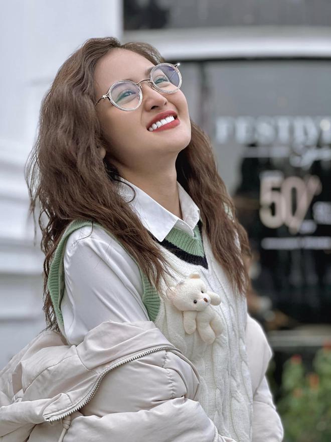 Mặc m&atilde;i một kiểu &aacute;o nhưng nữ ch&iacute;nh phim Việt n&agrave;y vẫn được khen: Phối đồ trẻ trung c&ograve;n hợp t&iacute;nh c&aacute;ch nh&acirc;n vật - Ảnh 3.
