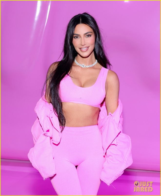 Kim Kardashian khoe body nóng bỏng với sắc hồng nổi bật - Ảnh 5.