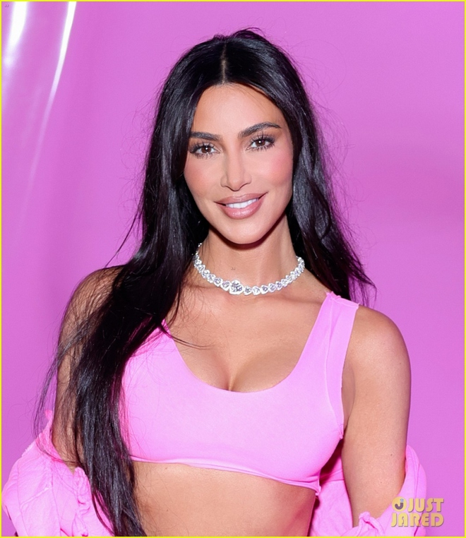 Kim Kardashian khoe body nóng bỏng với sắc hồng nổi bật - Ảnh 3.